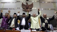 Ketua Komisi VIII Ali Taher bergandengan tangan dengan Panita Kerja BPIH Kemenag usai menyepakati kenaikan biaya haji 2017 di Nusantara II, Komplek Parlemen, Senayan, Jakarta, Kamis (23/3/2017). 