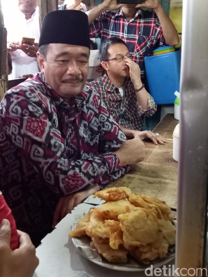 Mampir Makan Siang di Warteg, Djarot Tampung Keluhan Lansia