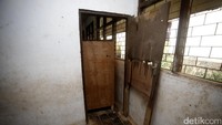 Beberapa pintu kelas sudah rusak dan harus diganjal dengan lemari.