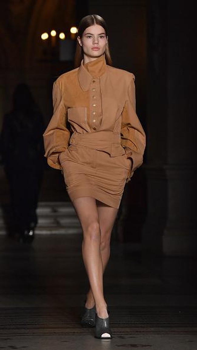 PARIS, FRANCE - MARCH 06: Designer Stella McCartney is seen on the runway during the Stella McCartney show as part of the Paris Fashion Week Womenswear Fall/Winter 2017/2018 on March 6, 2017 in Paris, France. (Photo by Pascal Le Segretain/Getty Images)