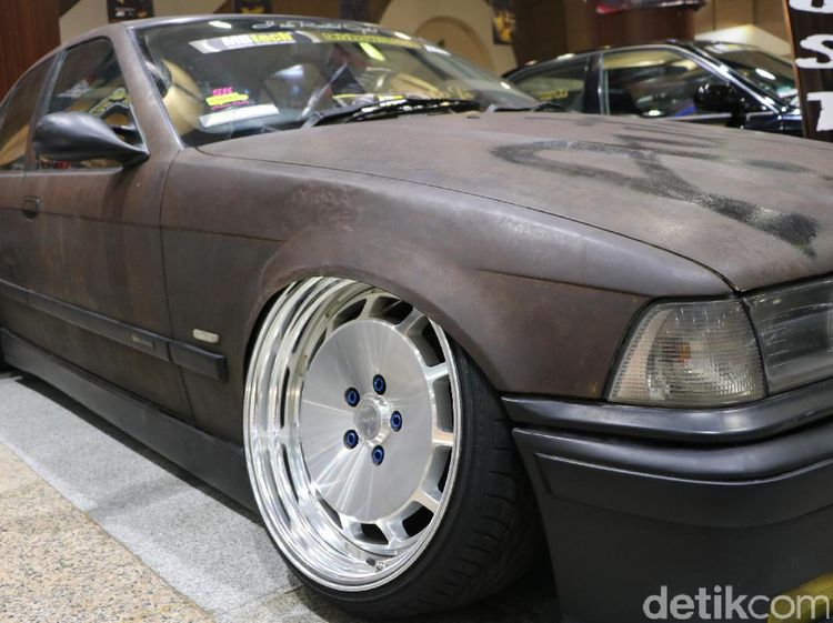 Disiram Air Keras, BMW Seri 3 Jadi Berkarat