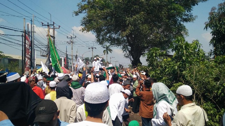 Bentrok Pendemo Gereja, Kapolres Bekasi: 3 Anggota Alami Luka-luka Bentrok Pendemo Gereja, Kapolres Bekasi: 3 Anggota Alami Luka-luka