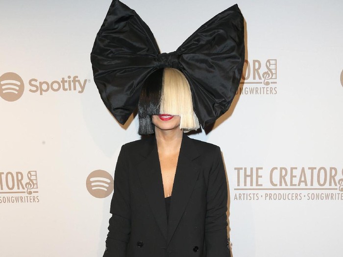 LOS ANGELES, CA - FEBRUARY 08:  Dancer Maddie Ziegler (L) and singer/songwriter Sia attend The 57th Annual GRAMMY Awards at the STAPLES Center on February 8, 2015 in Los Angeles, California.  (Photo by Jason Merritt/Getty Images)