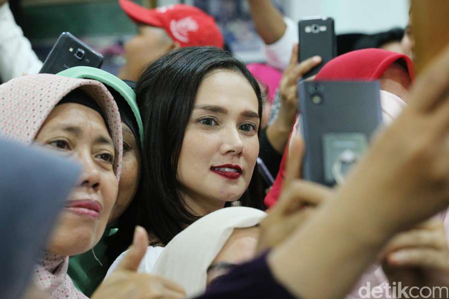 Wajah Mulus Mulan Jameela di Tengah Ibu-ibu Cantik