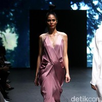 Jeffry Tan mengangkat tema White Stories di Plaza Indonesia Fashion Week 2017 Lt 8, Plaza Indonesia. Jakarta. [Foto: Mohammad Abduh/Wolipop]