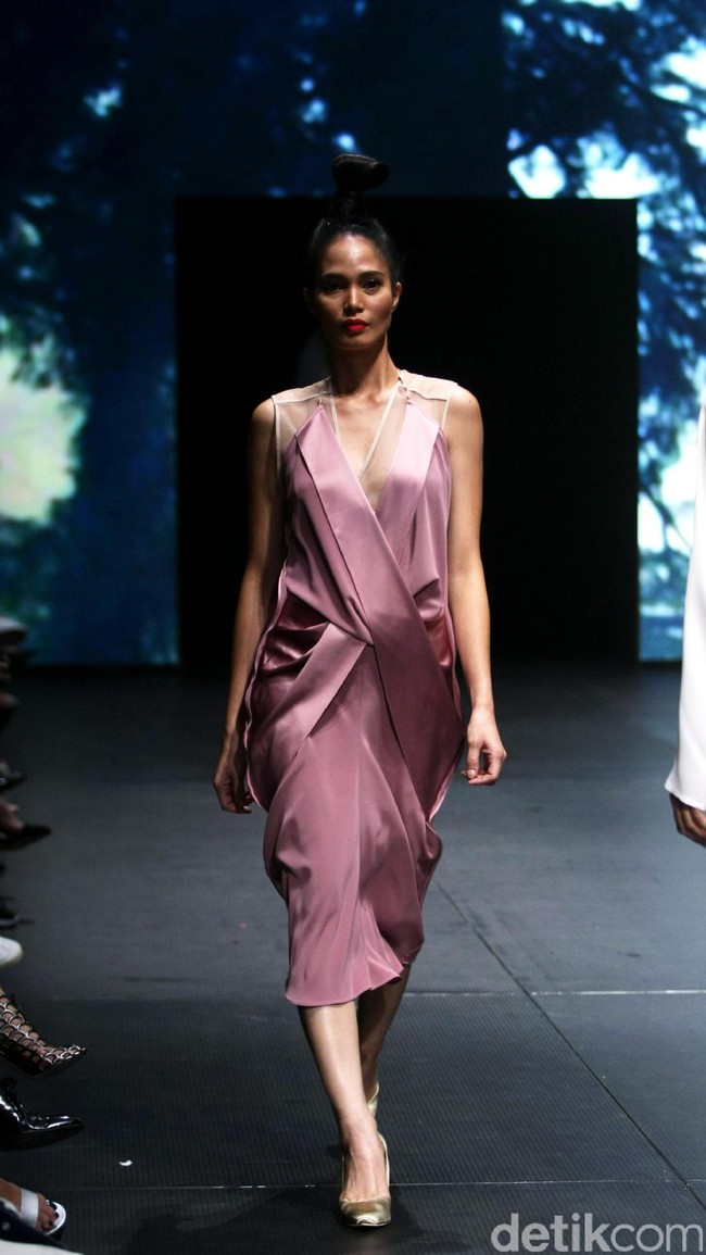 Jeffry Tan mengangkat tema White Stories di Plaza Indonesia Fashion Week 2017 Lt 8, Plaza Indonesia. Jakarta. [Foto: Mohammad Abduh/Wolipop]