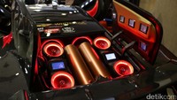 Mobil ini adalah mobil ekstrem pertama untuk ukuran sedan yang menggunakan 4 jok, tapi jok itu bisa jadi 2 jok. Karena pakai motorize, 2 jok bisa menghilang digantikan audio.