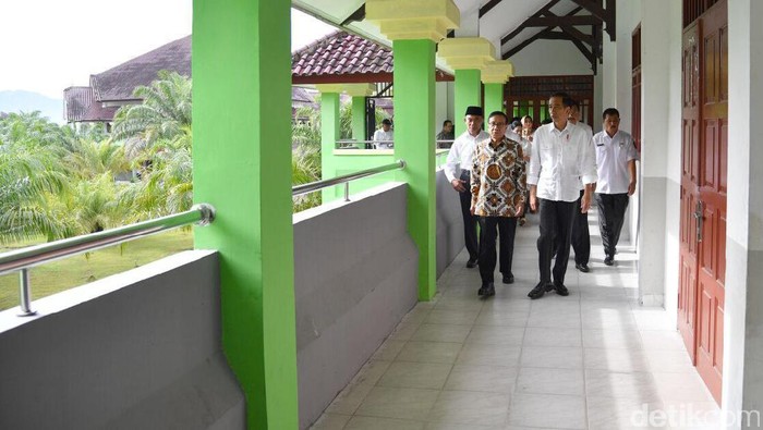 Ditemani Akbar Tanjung, Jokowi Tinjau SMA di Tapanuli Tengah
