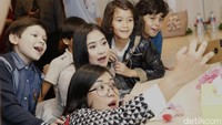 Di premiere itu hadir juga Prilly Latuconsina dan aktor yang berperan sebagai Peter, hantu Belanda. Foto: Asep/detikHOT