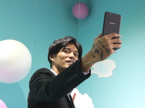 Ini Fitur Smartphone Paling Penting Bagi Model & Treveller Marshall Sastra