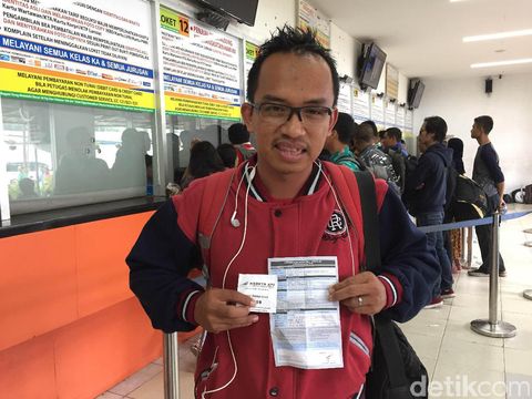 Yuli yang akhirnya pulang dengan tangan hampa karena kehabisan tiket mudik