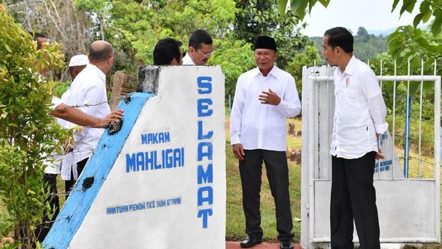 Presiden Jokowi mengunjungi kawasan objek wisata religi Pemakaman Mahligai Barus.