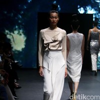 Jeffry Tan mengangkat tema White Stories di Plaza Indonesia Fashion Week 2017 Lt 8, Plaza Indonesia. Jakarta. [Foto: Mohammad Abduh/Wolipop]