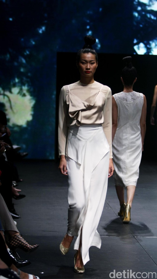 Jeffry Tan mengangkat tema White Stories di Plaza Indonesia Fashion Week 2017 Lt 8, Plaza Indonesia. Jakarta. [Foto: Mohammad Abduh/Wolipop]