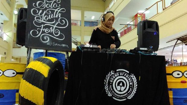 Mengenal Ariska Wigatiningtyas, DJ Berhijab yang Viral karena Cadar