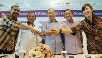 Ketua Bidang HIPMI Sfafaat, Ketua Umum HIPMI Bahlil Lahadalia, Sekjen HIPMI Priamanaya Djan, Sekretaris Rekernas Harmen Saputra, dan Bendahara Rakernas Hilda Kusumawati menyatukan tangan usai memberikan keterangan pers di Jakarta, Jumat (24/3/2017). 