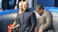 Charlize Theron dan Jason Statham didampingi oleh sang sutradara, F. Gary Gray. Foto: Mahar/detikHOT