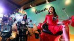Deretan Model Seksi di Atas Skuter Piaggio