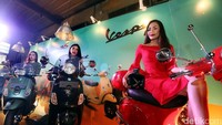 Para model seksi tersebut siap memanjakan mata pengunjung yang menghadiri peluncuran  Vespa LX dan S i-get 125cc.