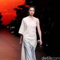 Jeffry Tan mengangkat tema White Stories di Plaza Indonesia Fashion Week 2017 Lt 8, Plaza Indonesia. Jakarta. [Foto: Mohammad Abduh/Wolipop]