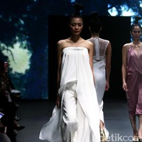 Jeffry Tan mengangkat tema White Stories di Plaza Indonesia Fashion Week 2017 Lt 8, Plaza Indonesia. Jakarta. [Foto: Mohammad Abduh/Wolipop]