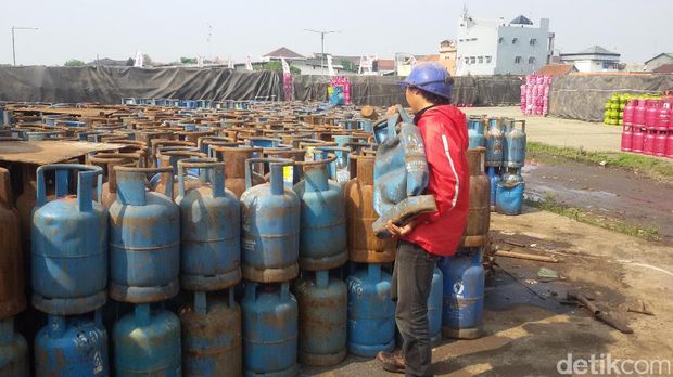 Pertamina lalu menghentikan sementara operasi gudang pengepresan tabung LPG itu.