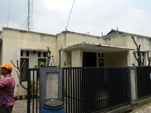 Geledah Rumah Terduga Teroris Tangsel, Polisi Angkut Mobil