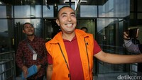 Tersangka kasus dugaan pemberian suap kepada eks Ketua MK Akil Mochtar itu keluar gedung KPK usai menjalani pemeriksaan lanjutan, Jumat (24/3/2017).