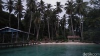 Pantai Sapokren terbilang cukup kecil kerena dikelilingi oleh bukit. Pantai ini bisa ditempuh melalui darat maupun laut. Kalau dari Kota Waisai, traveler akan menghabiskan sekitar 40 menit menuju pantai ini (Bonauli/detikTravel)