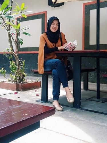 Mengenal Ariska Wigatiningtyas, DJ Berhijab yang Viral karena Cadar