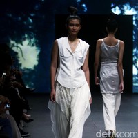 Jeffry Tan mengangkat tema White Stories di Plaza Indonesia Fashion Week 2017 Lt 8, Plaza Indonesia. Jakarta. [Foto: Mohammad Abduh/Wolipop]