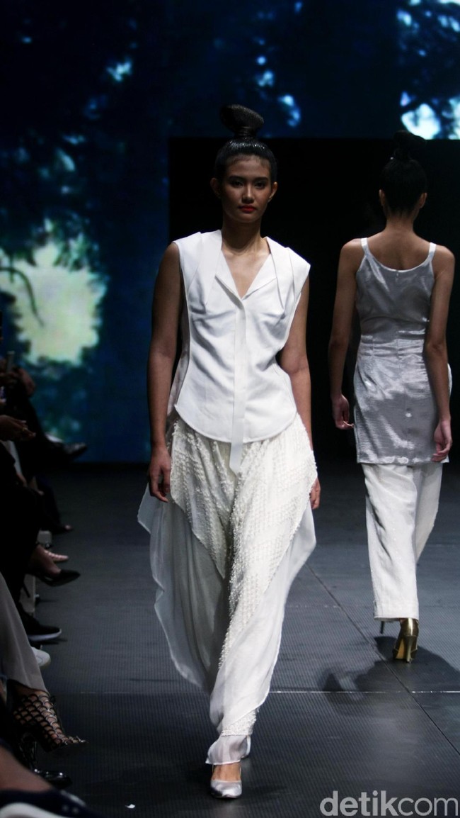 Jeffry Tan mengangkat tema White Stories di Plaza Indonesia Fashion Week 2017 Lt 8, Plaza Indonesia. Jakarta. [Foto: Mohammad Abduh/Wolipop]