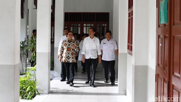 Ditemani Akbar Tanjung, Jokowi Tinjau SMA di Tapanuli Tengah