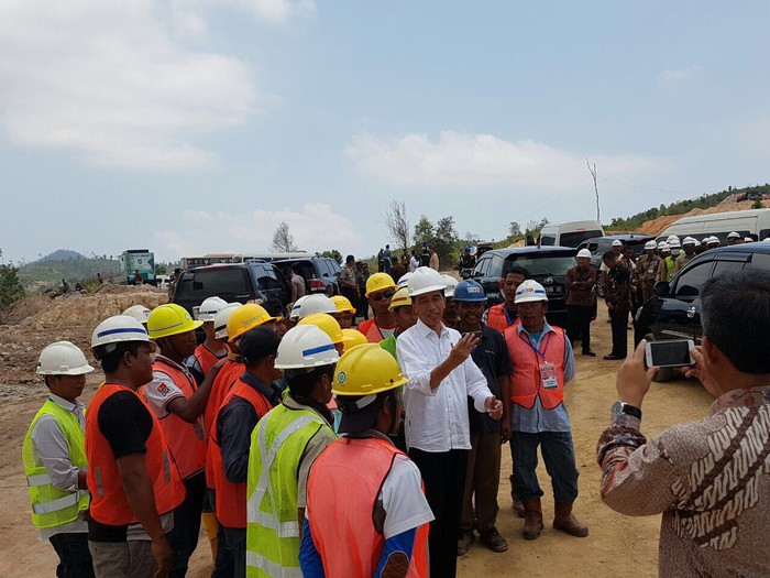 Jokowi Nge-vlog Apresiasi Para Pekerja Waduk Sei Gong yang Beragam