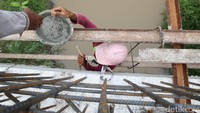 Seorang pekerja membawa adukan pasir dalam proses pembangunan jembatan Sungai Batu Gingging, Pulomiri, Medan.