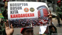 Massa membawa sjumlah poster berisi tuntutan.