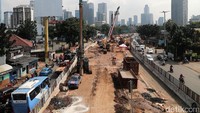Proyek ini merupakan bagian dari enam pembangunan simpang tak sebidang yang dikerjakan Pemprov DKI.