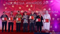 Para penerima penghargaan foto bersama.