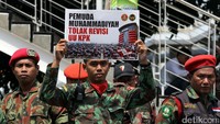 Mereka juga menolak revisi UU KPK.