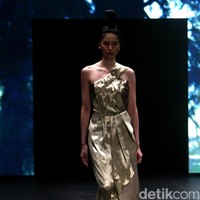 Jeffry Tan mengangkat tema White Stories di Plaza Indonesia Fashion Week 2017 Lt 8, Plaza Indonesia. Jakarta. [Foto: Mohammad Abduh/Wolipop]