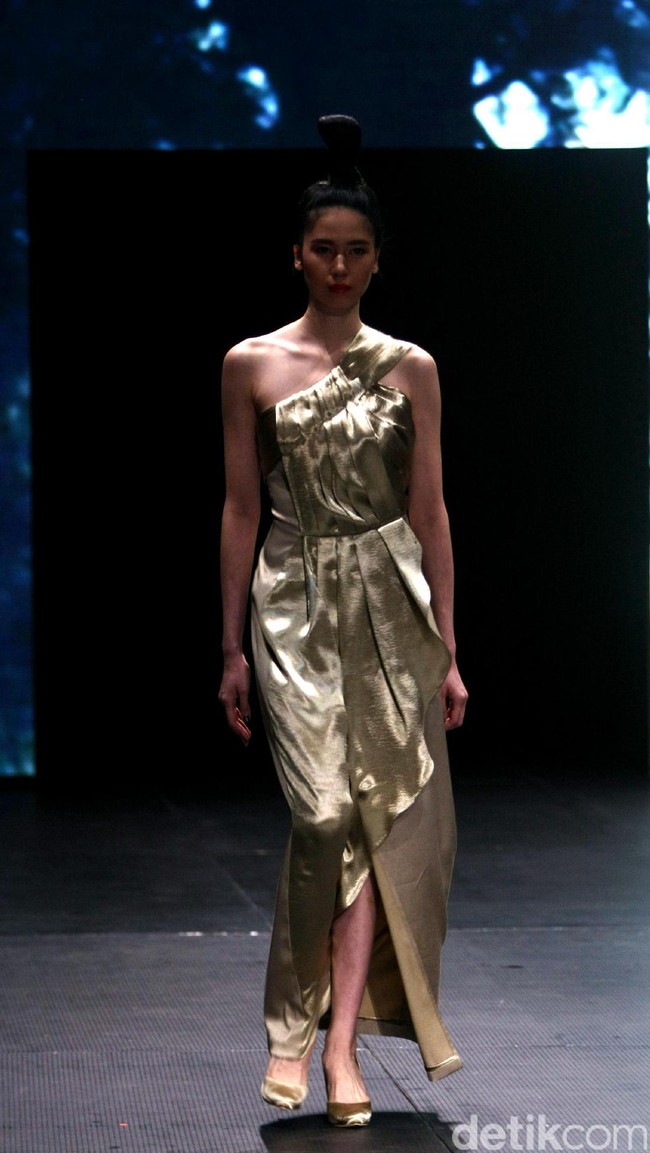 Jeffry Tan mengangkat tema White Stories di Plaza Indonesia Fashion Week 2017 Lt 8, Plaza Indonesia. Jakarta. [Foto: Mohammad Abduh/Wolipop]