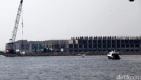 Di Pulau D sudah berdiri beberapa bangunan, baik yang sudah jadi ataupun belum.