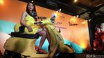 Deretan Model Seksi di Atas Skuter Piaggio