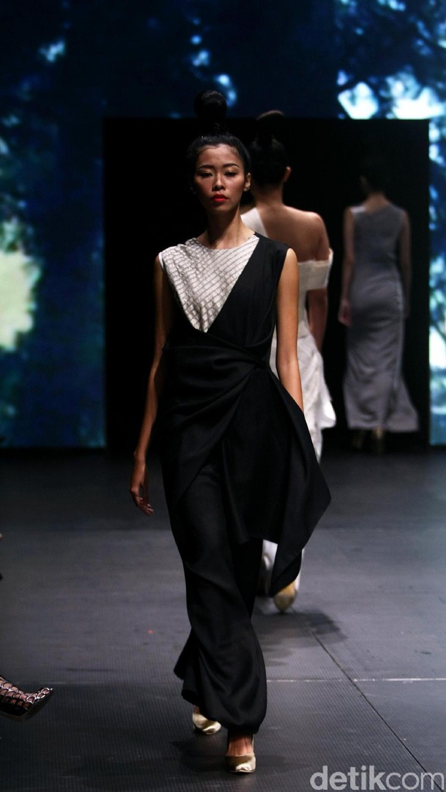 Jeffry Tan mengangkat tema White Stories di Plaza Indonesia Fashion Week 2017 Lt 8, Plaza Indonesia. Jakarta. [Foto: Mohammad Abduh/Wolipop]