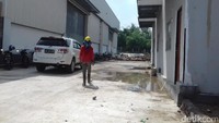 Pekerja tengah menyelesaikan proyek pabrik Esemka di Boyolali. Meski sudah hampir jadi, mobil Esemka belum bisa diproduksi tahun ini. Foto: Bayu Ardi Isnanto