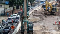 Pekerja mengerjakan pembangunan underpass Mampang-Kuningan, Jumat (15/03/2017).