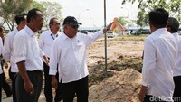 Menteri Pekerjaan Umum dan Perumahan Rakyat (PUPR) Basuki Hadimuljono saat meninjau lahan yang akan dibangun kantor terpadu satu atap PUPR di Batam.