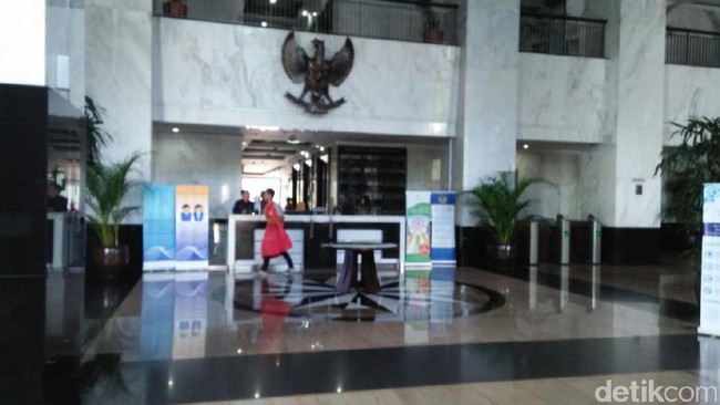 Pejabat Negara Ramai-ramai Lelang Harta Pribadi, dari Hermes Hingga Gucci