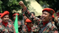 Terlihat ada ratusan massa yang menggelar orasi. Salah satu orator mengatakan siap mengawal KPK berani mengusut kasus.