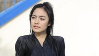 Vizza terlihat berpose setelah nyemplung berenang. Foto: Hanif/detikHOT